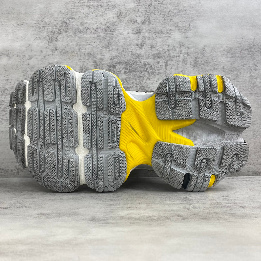 3XL Distressed Runner Sneakers