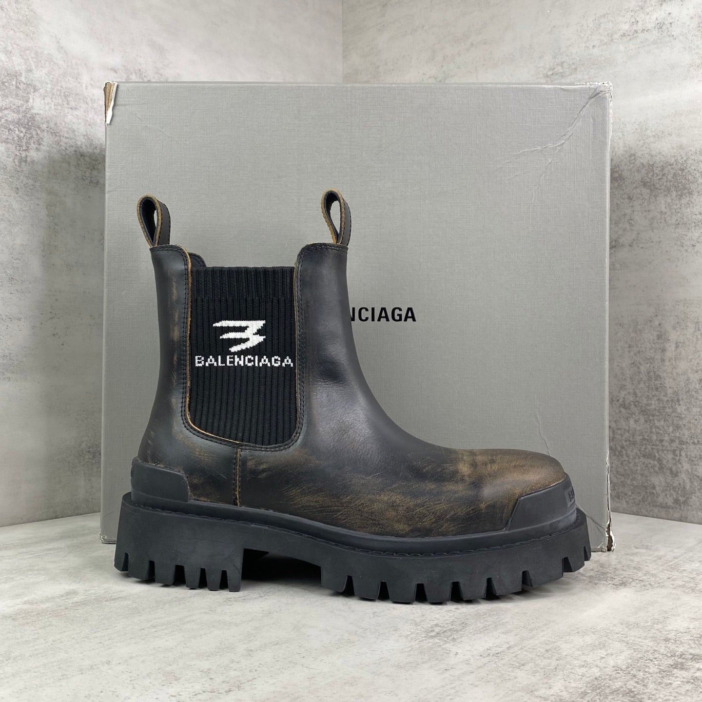 Strike Chelsea Boots in Black / Beige