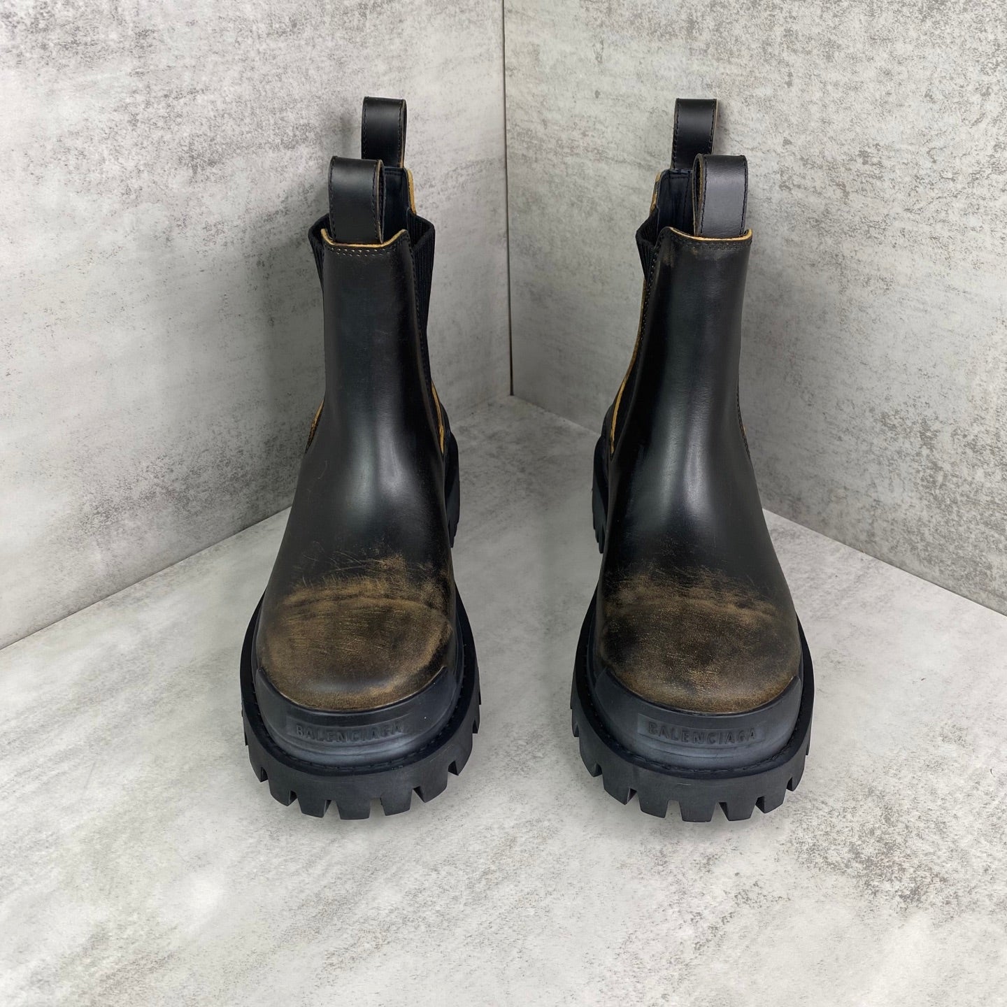 Strike Chelsea Boots in Black / Beige