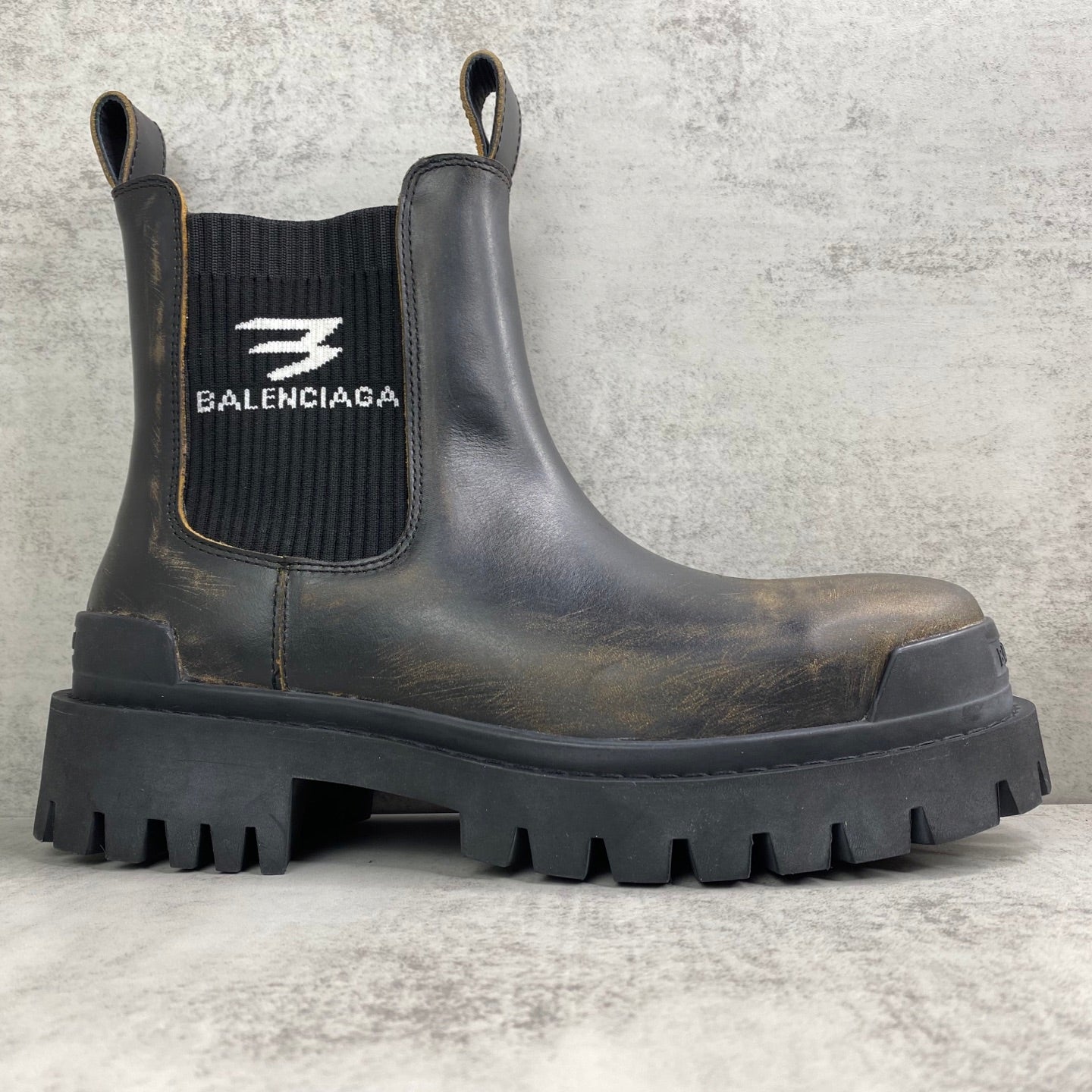 Strike Chelsea Boots in Black / Beige