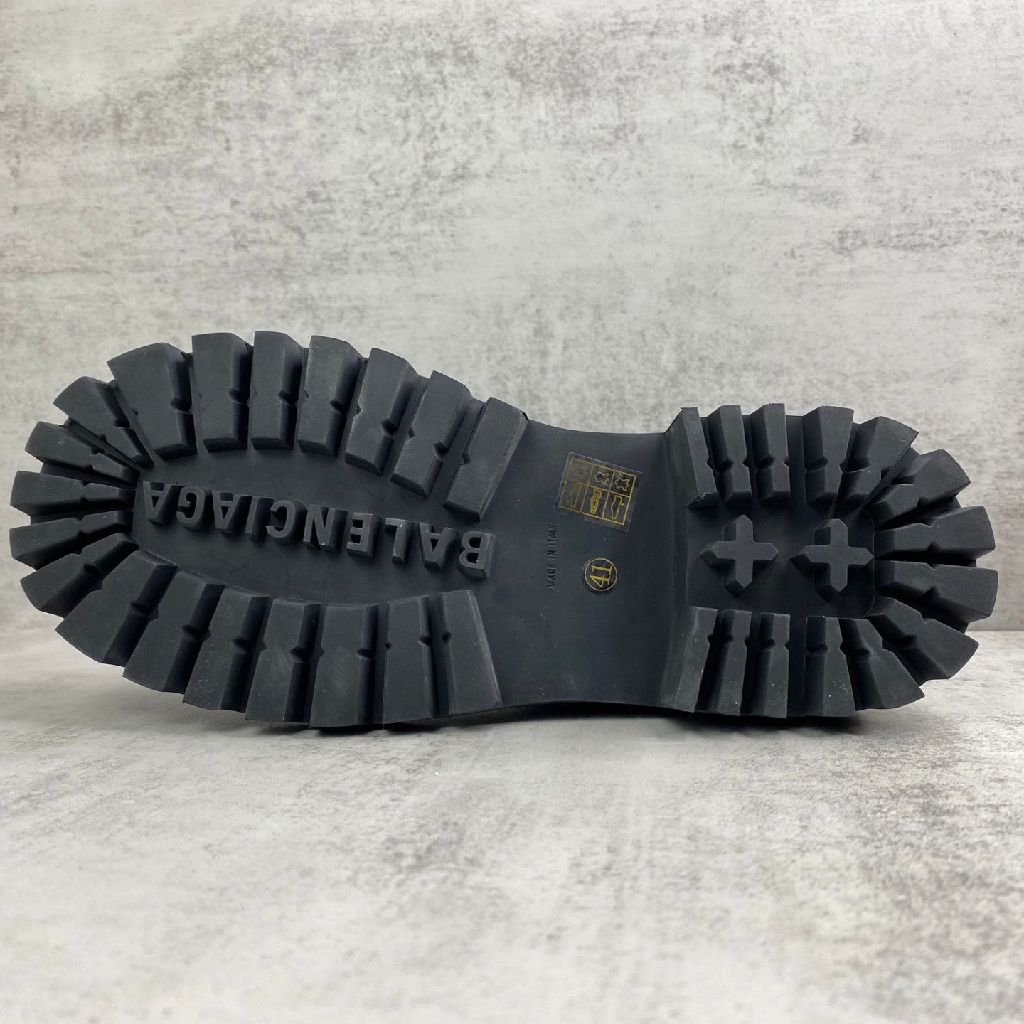 Strike Chelsea Boots in Black / Beige