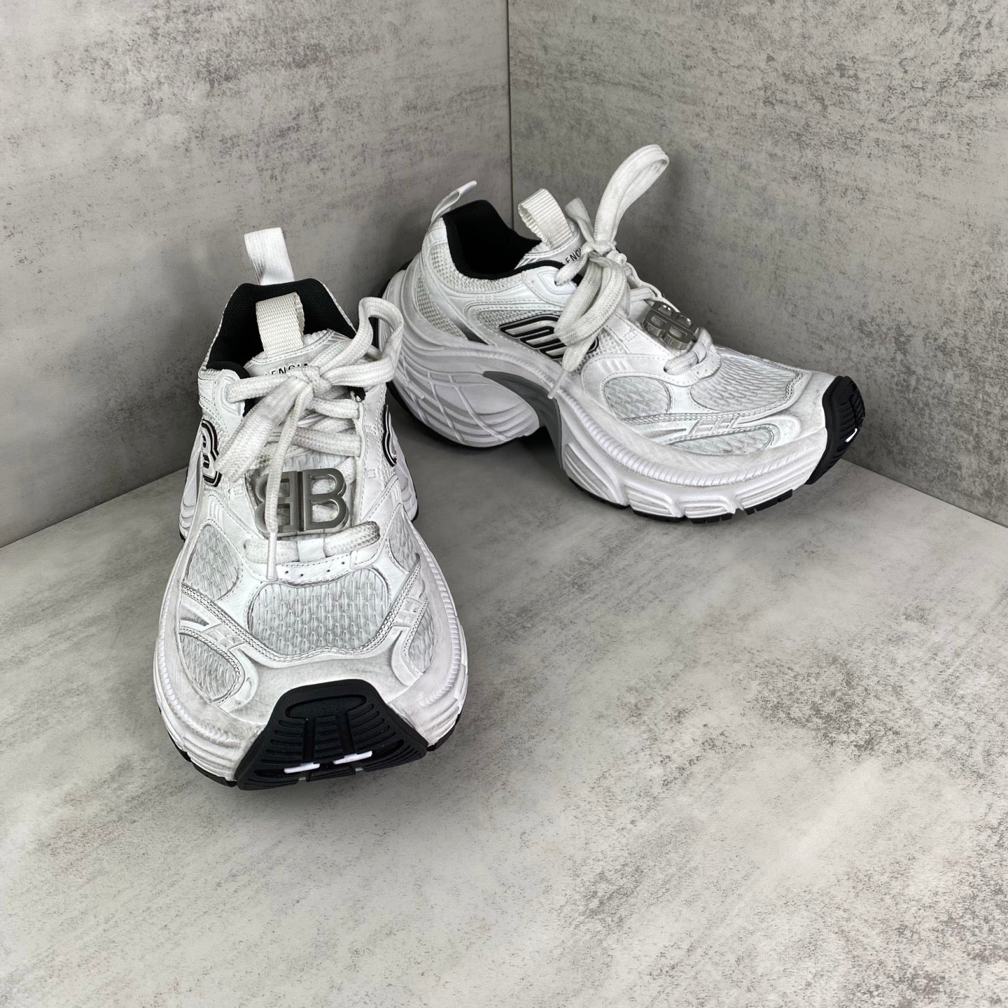 6XL Hardware Sneakers in White / Black / Grey