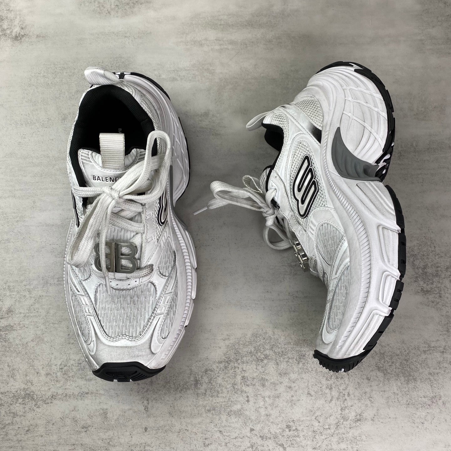 6XL Hardware Sneakers in White / Black / Grey