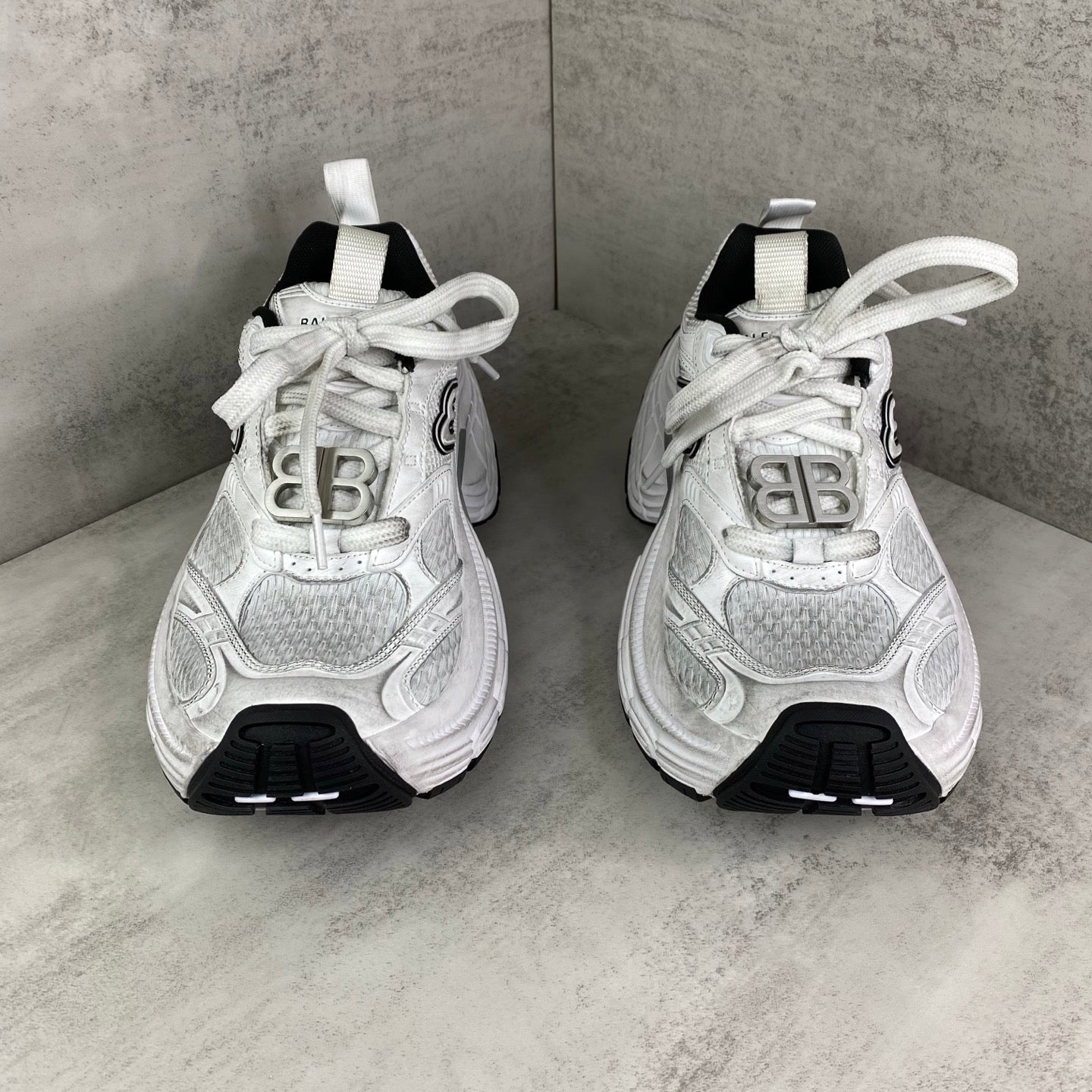 6XL Hardware Sneakers in White / Black / Grey