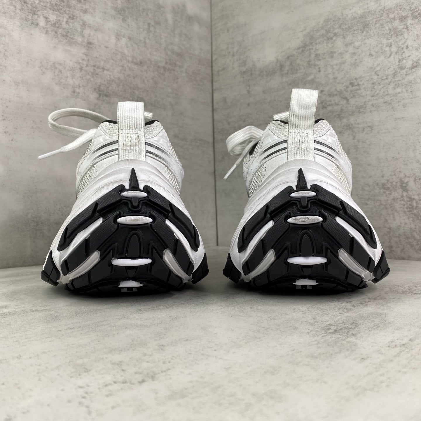 6XL Hardware Sneakers in White / Black / Grey