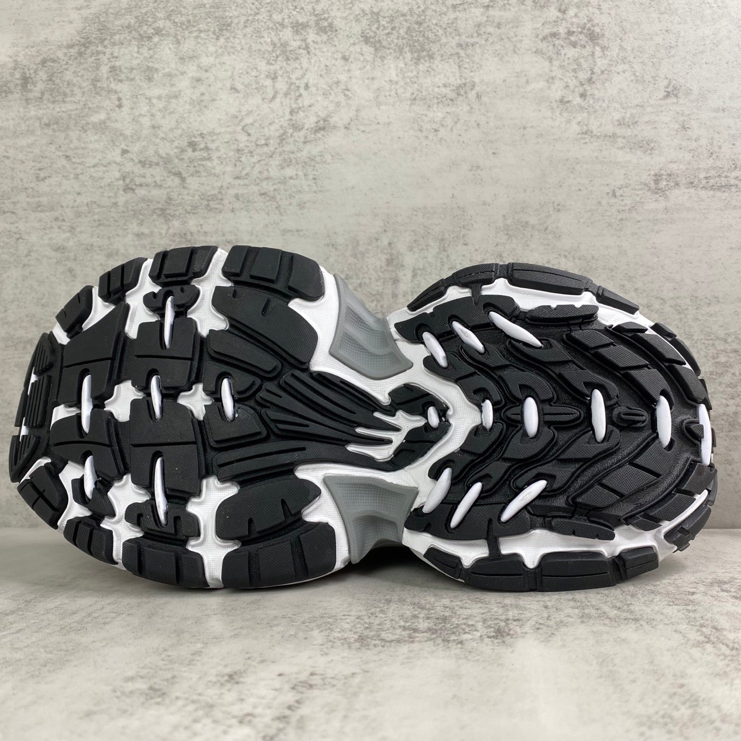 6XL Hardware Sneakers in White / Black / Grey
